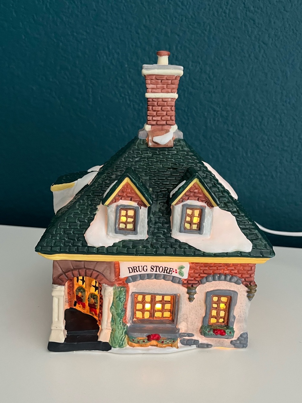 Heartland Valley Village Deluxe Porcelain Lighted House Dug Store Christmas Deco